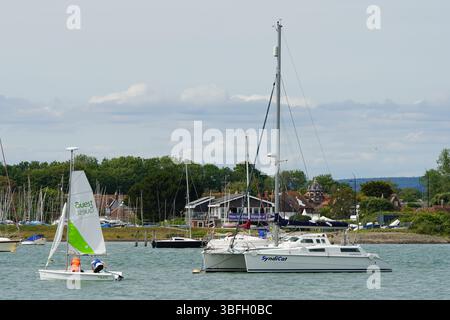 Kleine Boote und Yachten legten an einem malerischen Yachthafen an einem ruhigen Tag an. Hayling Island, Großbritannien Stockfoto