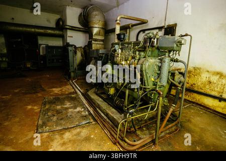 Alter rostiger Dieselgenerator im verlassenen sowjetischen Bunker. Stockfoto