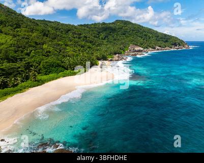 Wunderschöner Strand mit türkisfarbenem Wasser. Seychellen, Mahe. Anse Petit Boileau. Stockfoto