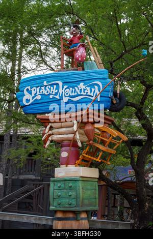 Das Schild Splash Mountain Ride im Magic Kingdom Amusemenet Park in Orlando, Florida. Stockfoto