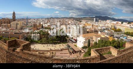 Teatro Romano oder römisches Theater Panoramablick aus der Luft, berühmte alte Alcazaba Festung Ruinen, entfernte Malaga, Spanien Skyline der andalusischen Stadt Stockfoto