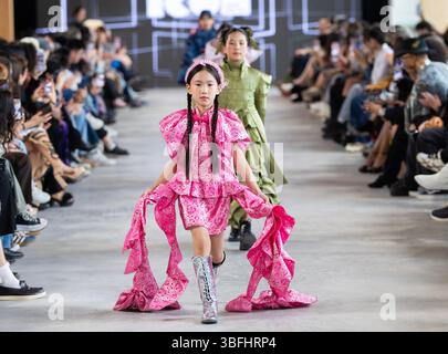 Toronto, Kanada. Juni 2025. Kindermodelle präsentieren Kreationen auf der Fashion Art Toronto's Fashion Week Spring/Summer 2025 in Toronto, Kanada, am 1. Juni 2025. Die jährliche Modenschau fand hier vom 29. Mai bis zum 1. Juni statt. Quelle: Zou Zheng/Xinhua/Alamy Live News Stockfoto