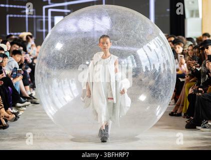 Toronto, Kanada. Juni 2025. Ein Kindermodell präsentiert eine Kreation auf der Fashion Art Toronto's Fashion Week Spring/Summer 2025 in Toronto, Kanada, am 1. Juni 2025. Die jährliche Modenschau fand hier vom 29. Mai bis zum 1. Juni statt. Quelle: Zou Zheng/Xinhua/Alamy Live News Stockfoto
