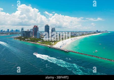 Blick von oben auf South Miami. Panoramablick auf die berühmte Küste von Miamis. Miami Skyline mit Wolkenkratzern. Luftaufnahme von Miami im Sommer. Küste von Miami Stockfoto