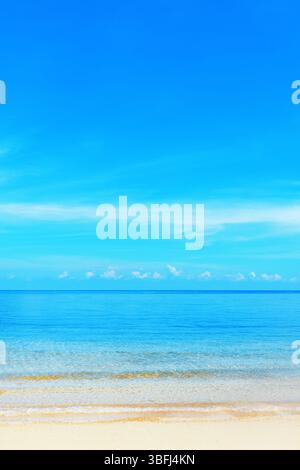 Meer Strand, paradiesische tropische Insel, friedliche Natur, blaues ruhiges Wasser, türkisfarbenes Meer, Sand, wunderschöne idyllische Landschaft, Sommerferien, Urlaub Stockfoto
