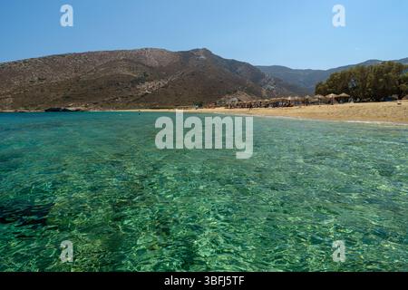 IOS, Griechenland - 10. September 2024 : Blick auf den atemberaubenden türkisfarbenen Strand von Agia Theodoti in iOS Griechenland Stockfoto