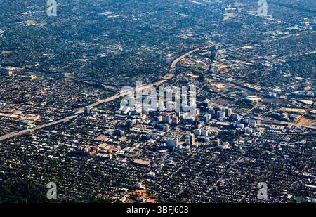 Weitläufige Luftaufnahme von San Jose, Kalifornien, mit einem dichten Stadtkern, umgeben von weitläufigen Wohnvierteln, sichtbaren Highways und verstreuten Grünflächen unter klarem Nachmittagslicht Stockfoto