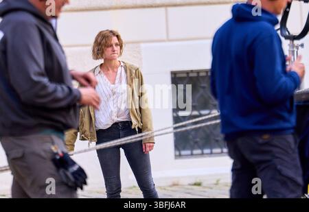 Wien, Österreich. Mai 2025. Dreharbeiten zur zweiten Staffel der Netflix-Serie „Crooks“ in der Minoritenkirche in Wien, Österreich, am 26. Mai 2025. Svenja JUNG - 20250526 PD19663 Credit: APA-PictureDesk/Alamy Live News Stockfoto