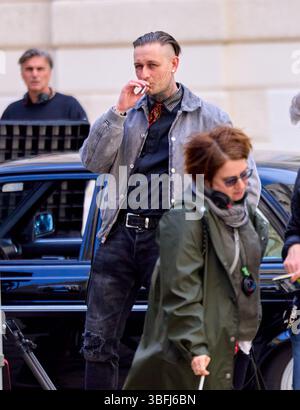 Wien, Österreich. Mai 2025. Dreharbeiten zur zweiten Staffel der Netflix-Serie „Crooks“ in der Minoritenkirche in Wien, Österreich, am 26. Mai 2025. Lukas WATZL - 20250526 PD19659 Credit: APA-PictureDesk/Alamy Live News Stockfoto