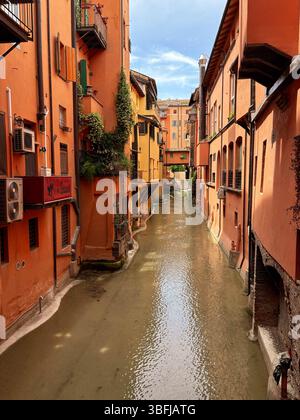 Bologna, Italien - 20. Mai 2025: Blick von Finestrella di Via Piella auf die Häuser am Canale delle Moline in Little Venice. Stockfoto