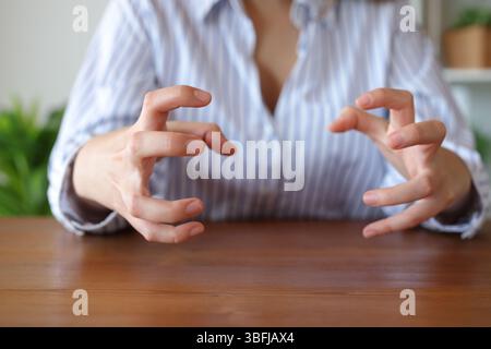 Vorderansicht Nahaufnahme Porträt einer wütenden Frau Hände zu Hause Stockfoto