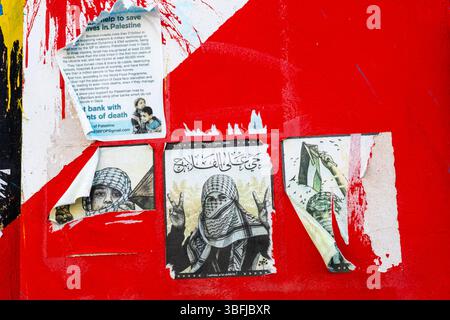Gerissene Plakate zur Unterstützung Palästinas an einer Wand in Bradford. Stockfoto