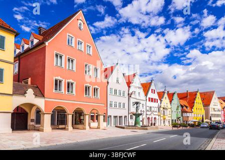 Donauworth, Deutschland. Charmante kleine Stadt mit traditionellen, halbgeschmückten bunten Häusern, romantische Straße in Bayern. Stockfoto