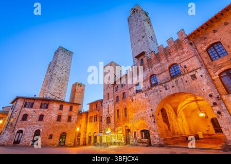 San Gimignano, Toskana. Piazza del Duomo mit Torri Ardinghelli, Torre Chigi und Torre Rognosa. Toskanische Bergstadt in Italien. Stockfoto