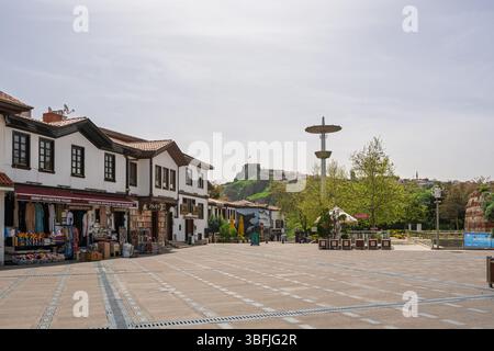 Traditionelle Ankara-Häuser und Schloss Ankara auf dem Hacı Bayram Platz Stockfoto