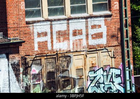 ACAB, Graffiti an einer alten Fabrikwand. Umstrittene Anti-Polizei-Parole, Nürnberg, Juni 2025 Deutschland, Nürnberg, Juni 2025, ACAB, Graffiti an einer alten Fabrikwand. Umstrittene Anti-Polizei-Parole, A.C.A.B. ist ein einglisches Akronym für den Spruch alle Cops sind Bastarde, sinngemäß übersetzt alle Bullen sind Schweine, beleidigender Spruch gegen die Polizei, bekannt auch durch den ACAB Pullover von Jette Nietzard, Chefin der Grünen Jugend, politische Botschaft, Politik, *** ACAB, Graffiti auf einer alten Fabrikwand umstrittene Anti-Polizei-Losung, Nürnberg, Jun, 2025, Nürnberg Stockfoto