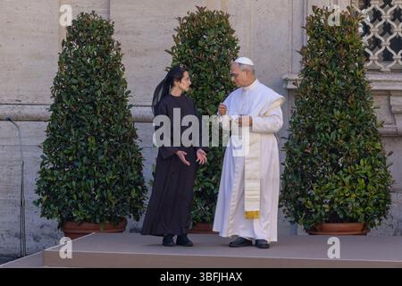 Vatikan, Vatikan. Juni 2025. Papst Leo XIV. Und die Gouverneurin des Staates Vatikanstadt, Schwester Raffaella Petrini, warten darauf, die Radfahrer des Giro d’Italia-Rennens zu begrüßen, als sie durch die Vatikanstadt fuhren. Quelle: SOPA Images Limited/Alamy Live News Stockfoto