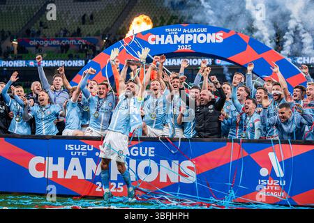 Melbourne, Australien. 31. Mai 2025. Aziz Behich, Kapitän des Melbourne City FC, feierte mit seinem Team den Sieg der Isuzu A-Liagues 2025 im AAMI Park. Endergebnis: Melbourne City 1 - 0 Melbourne Victory (Foto: Olivier Rachon/SOPA Images/SIPA USA) Credit: SIPA USA/Alamy Live News Stockfoto
