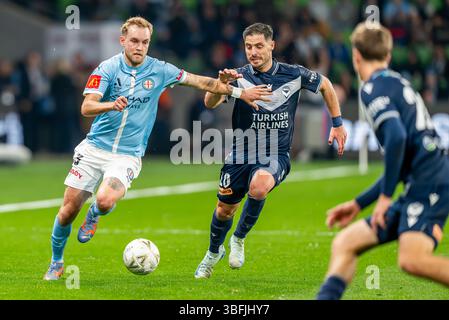 Melbourne, Australien. 31. Mai 2025. Nathaniel Atkinson von Melbourne City (links) und Bruno Fornaroli von Melbourne Victory (rechts) im Rahmen des Isuzu A-Leagues Men Grande Finales zwischen Melbourne City und Melbourne Victory im AAMI Park. Endergebnis: Melbourne City 1 - 0 Melbourne Victory (Foto: Olivier Rachon/SOPA Images/SIPA USA) Credit: SIPA USA/Alamy Live News Stockfoto