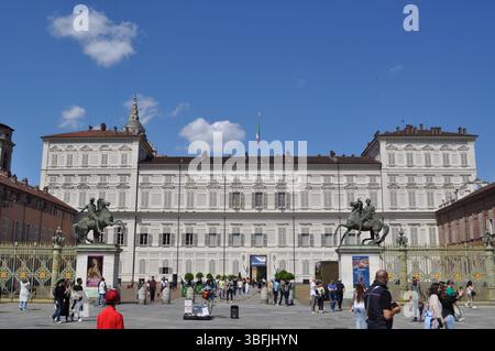 Foto del palazzo reale di Torino, Italia, in un giorno soleggiato d'Estate Stockfoto
