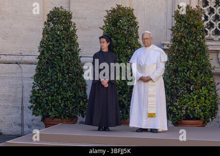 Vatikan, Vatikan. Juni 2025. Papst Leo XIV. Und die Gouverneurin des Staates Vatikanstadt, Schwester Raffaella Petrini, warten darauf, die Radfahrer des Giro d’Italia-Rennens zu begrüßen, als sie durch die Vatikanstadt fuhren. (Foto von Maria Grazia Picciarella/SOPA Images/SIPA USA) Credit: SIPA USA/Alamy Live News Stockfoto