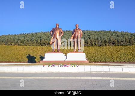 Monumentale Bronzestatuen von Kim Il Sung und Kim Jong Il stehen in Rajins Juche Park in Nordkorea, einem Wahrzeichen der kommunistischen Ideologie. Stockfoto