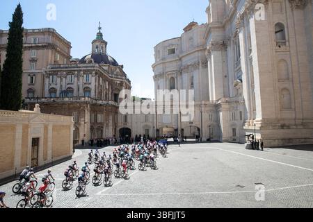 Vatikan, Vatikan. Januar 2000. Papst Leo XIV. Begrüßt die Radfahrer des Giro d’Italia-Rennens, als sie durch den Vatikan fuhren. (Credit Image: © Maria Grazia Picciarella/SOPA images via ZUMA Press Wire) NUR REDAKTIONELLE VERWENDUNG! Nicht für kommerzielle ZWECKE! Stockfoto