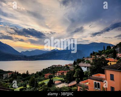 Malerischer Blick auf den Comer See bei Sonnenuntergang von Perledo aus, mit Menaggio über den See, Lombardei, Italien Gebäude in Varenna am Comer See, Italien, mit Booten A Stockfoto