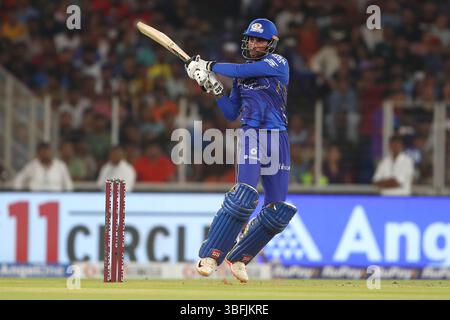 AHMEDABAD, INDIEN - 1. JUNI: Tilak Varma von Mumbai Indians spielt 2025 im Narendra Modi Stadium 2025 in Ahmedabad, Indien, einen Schuss. (Foto: Surjeet Yadav/MB Media) Credit: MB Media Solutions/Alamy Live News Stockfoto