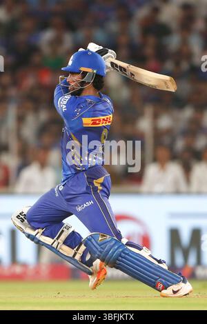 AHMEDABAD, INDIEN - 1. JUNI: Tilak Varma von Mumbai Indians spielt 2025 im Narendra Modi Stadium 2025 in Ahmedabad, Indien, einen Schuss. (Foto: Surjeet Yadav/MB Media) Credit: MB Media Solutions/Alamy Live News Stockfoto