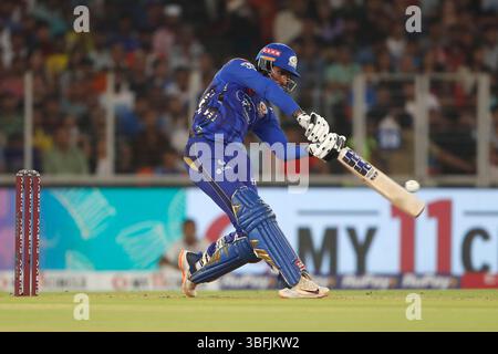 AHMEDABAD, INDIEN - 1. JUNI: Tilak Varma von Mumbai Indians spielt 2025 im Narendra Modi Stadium 2025 in Ahmedabad, Indien, einen Schuss. (Foto: Surjeet Yadav/MB Media) Credit: MB Media Solutions/Alamy Live News Stockfoto