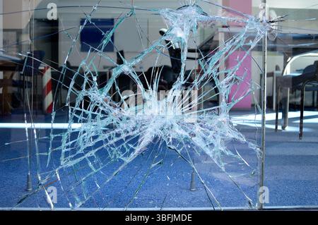 Nahaufnahme eines kaputten Fensters im Büro Stockfoto