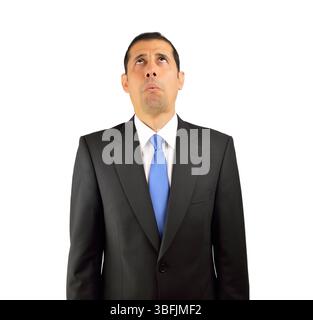 Geschäftsmann, der aufblickt und traurig isoliert auf grauem Hintergrund Stockfoto