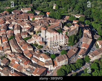 LUFTAUFNAHME. Auf einem Hügel, mittelalterliches Dorf Callian, gekrönt von seiner Burg. VAR, Provence-Alpes-Côte d’Azur, Frankreich. Stockfoto