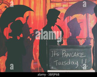 Das Schild mit Tafel befindet sich an der Eingangswand des Hot Suppa!, einem Restaurant, das für seine südländischen Gerichte bekannt ist, in Portland, Maine. Stockfoto