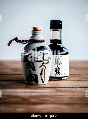 Yuasa Sojasauce in traditioneller japanischer Flasche serviert Stockfoto