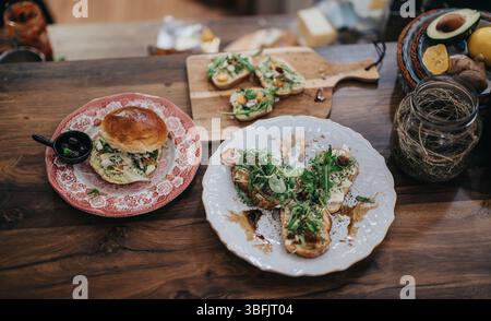 Verschiedene Gourmet-Gerichte auf einem rustikalen Holztisch Stockfoto