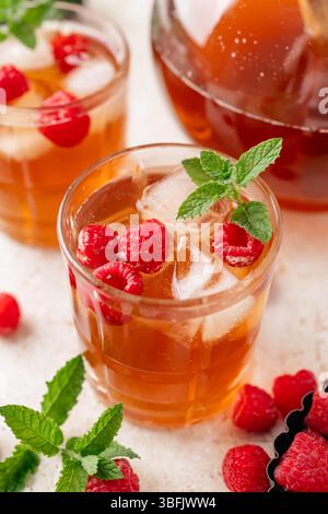 Himbeereistee mit Minze und frischen Beeren im Glas Stockfoto