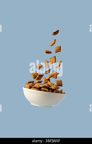 Schwebender Schüssel mit Schokoladenpads, Müsli, Nougats, Frühstück Stockfoto