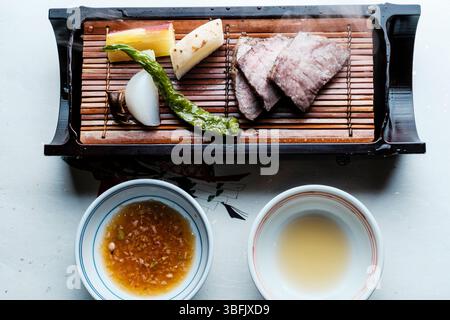 Gegrilltes Wagyu-Rindfleisch mit Gemüse und Saucen Stockfoto