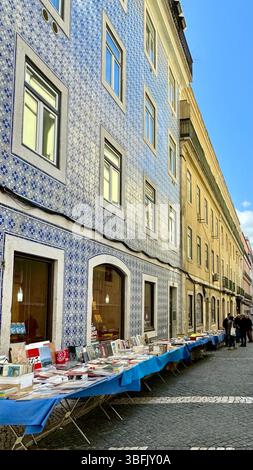 Traditionelle blaue und weiße Azulejo-Fliesen an der Fassade von Gebäuden in Alfama in Lissabon Portugal Stockfoto