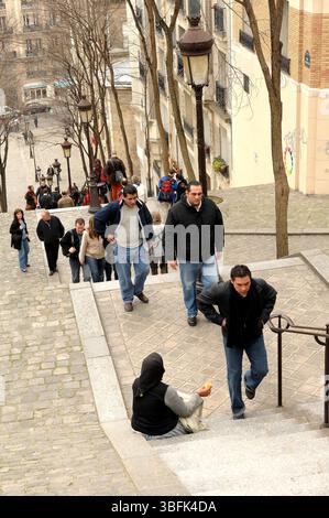 Paris 2006 Menschen gehen an einer bettelnden Frau auf der Treppe der Rue Foyatier in Montmartre, Paris, vorbei. Stockfoto