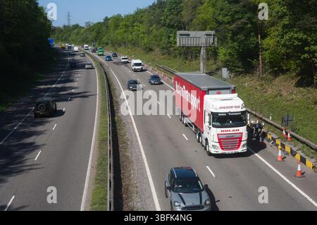 Nolan Transport LKW und andere Fahrzeuge, die entlang der M4 zwischen den Anschlussstellen 45 und 46 in der Nähe von Swansea fahren Stockfoto