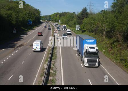Jeff Davies LKW und andere Fahrzeuge, die entlang der M4 zwischen den Anschlussstellen 45 und 46 in der Nähe von Swansea fahren Stockfoto