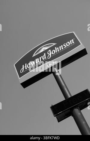 Howard Johnson Inn Schild, das an die klassische amerikanische Straßenfahrt erinnert. Stockfoto
