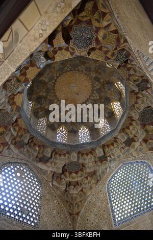 Moyen Orient, Iran, Kerman, la Mosquée Ganjalikhan, Gros Plan sur le plafond et la coupole / die Decke der Ganjalikhan Moschee, Kerman, Iran. Stockfoto