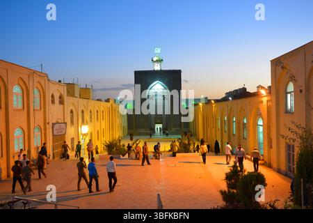 Moyen-Orient, Iran, Kerman, la Mosquée du Vendredi (Jameh-Moschee) / Haupteingang der Jameh-Moschee, mit Hockuhrturm oben, in der Abenddämmerung in Kerman Stockfoto