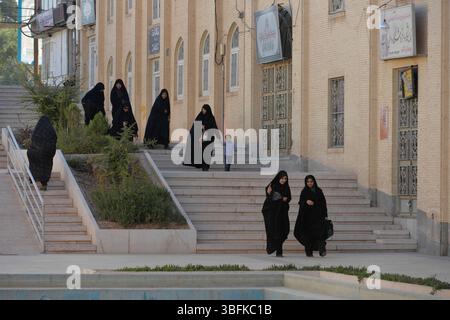 Moyen-Orient, Iran, Kerman, groupe de femmes portant le chador / iranische Frauen in Tschador, Kerman, Iran. Stockfoto