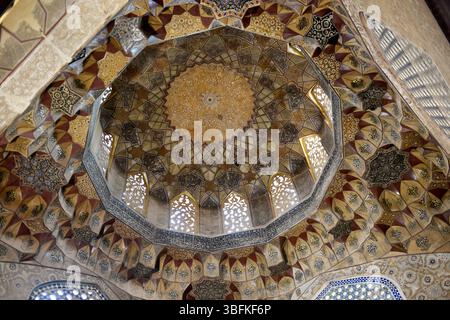 Moyen Orient, Iran, Kerman, la Mosquée Ganjalikhan, Gros Plan sur le plafond et la coupole / die Decke der Ganjalikhan Moschee, Kerman, Iran. Stockfoto
