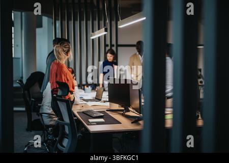 Multikulturelles Geschäftsteam, das in einer modernen Büroumgebung zusammenarbeitet Stockfoto
